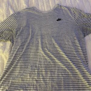 Men's stripe Nike t shirt no flaws - size xxl but fits more like a large